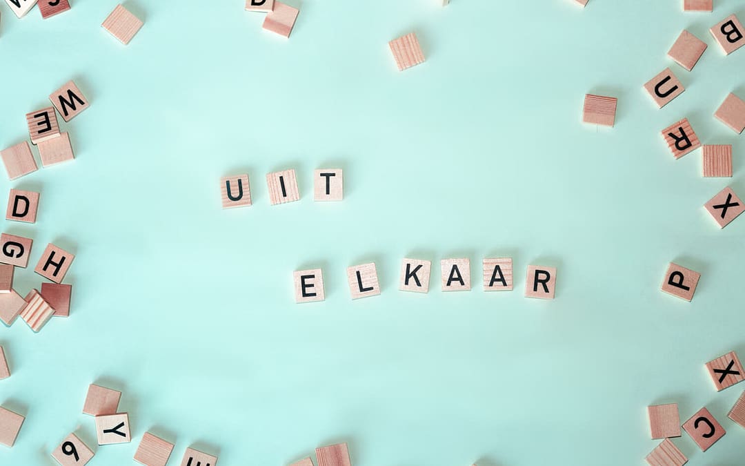 uit elkaar